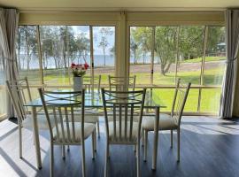 Aircabin - Tuggerawong - Lake Front - 3 Beds House, chalet i Rocky Point