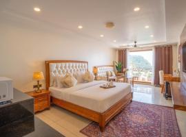 The Leo Hotels Mokshada Suites: Mussoorie şehrinde bir kendin pişir kendin ye tesisi