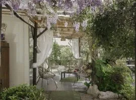 La Maison Fleurie by Halldis