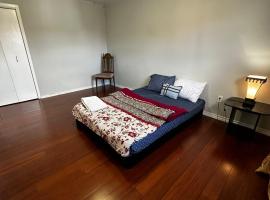 Beautiful Private Room- Full Amenities- Near Restaurants Shopping & Transit B3, homestay in Brampton