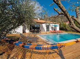 Villa Ticka - Comfy villa avec piscine chauffée, hotel in Callas