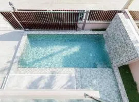 3-bedroom, 3-bathroom townhouse, community with swimming pool, gym, walking street for 20 minutes by car