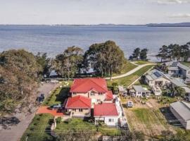 Aircabin - Tuggerawong - Lake Front - 9 Beds House，Karraganbah的木屋