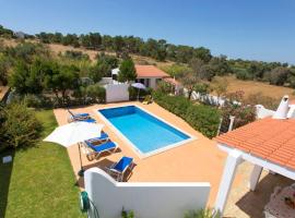 Casa Silver, Gale - Sleeps 9 close to amenities and beach!, inn in Guia