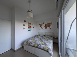 Chambre + balcon dans maison calme - 5 min des plages, homestay in La Ciotat