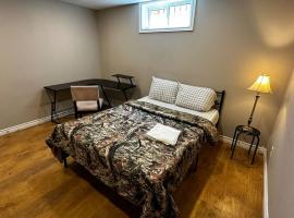 Budget Stay in Kitchener- Near Town Centre- Food, Shopping, Transit K3，基奇納的民宿