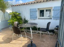 Petite maison a louer, holiday home in Saint-Xandre