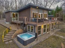 Lakefront Retreat~Hot Tub~Game Room~Fire Pit~ BBQ