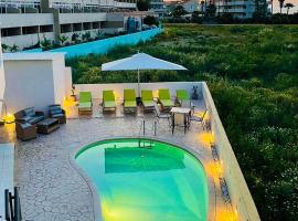 White&Blue luxury suites, hotel de luxo em Ialyssos