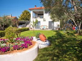 ELENA'S VILLA WITH VIEW, Ferienhaus in Néa Tríglia