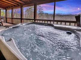 Mountain Views Hot Tub FirePit Close to town, vacation home in Blue Ridge