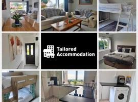 3-bedroom home with Breakfast, PS4 & Private parking, holiday home in Swansea