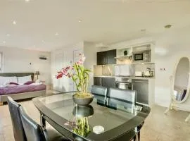 Studio - Sleeps 2 - Parking - Wifi