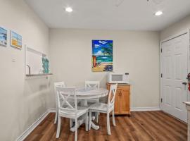 Fish Station Bike Rack BBQ Golf Cart Access, hotel in Port Aransas