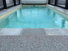 Villa avec piscine à Mende capacité 12 personnes, hotel barato en Mende