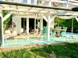 Bohemian Eco Lodge at lake Balaton, chalet de monta&ntilde;a en Kisap&aacute;ti