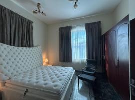 A spacious Villa - guest house - masterbedroom, pensionat i Dubai