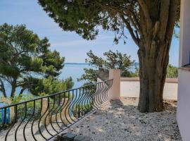 Maisonnette avec vue sur la mer exceptionnelle, hotel in Carqueiranne