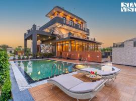StayVista's Shivoham Farms - Mountain-View Villa with Outdoor Pool, Lawn, and Terrace, hotel sa bazenima u gradu Dhauj