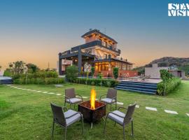 StayVista's Shivoham Farms - Mountain-View Villa with Outdoor Pool, Lawn, and Terrace, viešbutis mieste Dhauj