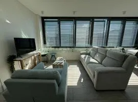 Stylish 2BR Top-Level Unit with Lift near Bondi Beach