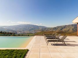 Luxury Vineyard Home with Infinity Pool in Douro Valley, hotel di lusso a Santa Marta de Penaguião