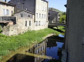 River House in medieval bastide South of France, hotel in Chalabre