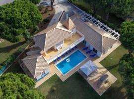 Vilamoura Golf Mansion - Games Room & Privat Heated Pool & Horsemanship & Golf, hotel v destinaci Quarteira