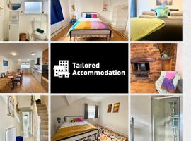 4-Bedroom home - Perfect for those working in Bridgend - By Tailored Accommodation, hotell i Bridgend