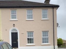 Four bedroomed Townhouse, hotel di Letterkenny