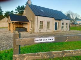 Forest View House & Hot Tub Sleeps 9, lantgård i Ballynameen