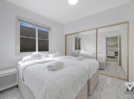Fairfield 1B Granny Flat Sleep up to 4 ppl, hotel v destinaci Fairfield