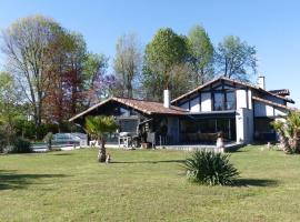 10mn d'HOSSEGOR Villa Casa Calabasas avec piscine et jacuzzi 9 personnes, hotel en Angresse