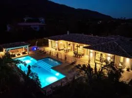 Villa Les Arbousiers - Piscine Chauffée Sécurisée - 210m2 - 4 Suites