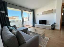 2-bedroom brand new apartment steps from the beach: Llança'da bir otel