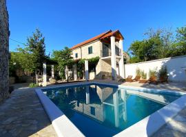 Holiday home Bilini Dvori - house with swimming pool, hotell med parkeringsplass i Garci