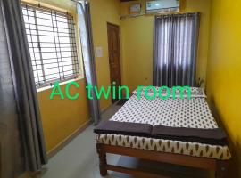 AADWIKA HOME STAY, hotel with parking in Gokarn