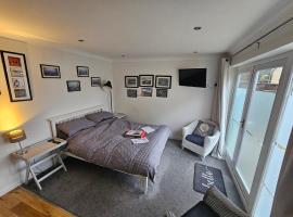 Modern immaculate studio with aircon & parking, hotell nära Arnos Vale Cemetery, Bristol