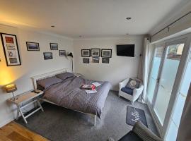 Modern immaculate studio with aircon & parking, hotel cerca de Cementerio de Arnos Vale, Bristol