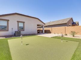 Maricopa Home with Putting Green and Covered Patio!、Maricopaの別荘
