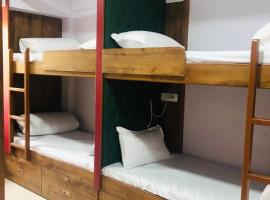 Everest Stays Rooms and Dormitory, hotel Bombaji (Santacruz)