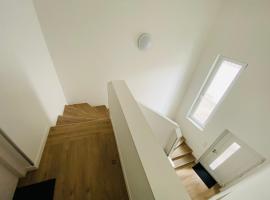 Modern One Bedroom + Bathroom Apartment, 10 min from Basel City, bed & breakfast i Grenzach-Wyhlen