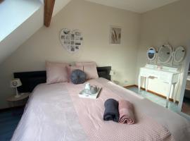 Chambre dans Maison proche Paris-Disneyland, hôtel à Brie-Comte-Robert