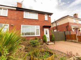 Stylish Comfort: 2BR Home in the Heart of Wigan, hotel i Pemberton