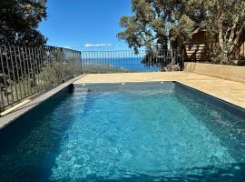 Laricciu- vue mer et montagnes- piscine privée- clim-wifi, holiday home in Sari Solenzara
