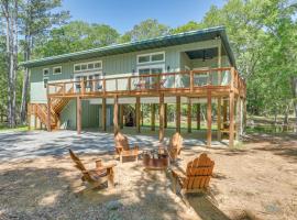 Peaceful Edisto Island Home, 1 Mi to State Park!, villa in Edisto Island