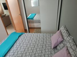 Quarto privativo em apto , com garagem inclusa, hotel in Campinas