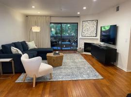 Luxury 2BR in Biltmore - Gated with Garage, hotel v destinaci Phoenix