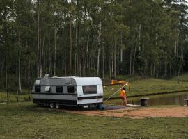 Trailer em Sítio: Timbó'da bir kamp alanı