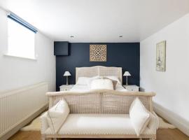 2 double bedroom large modern self contained apartment Free parking